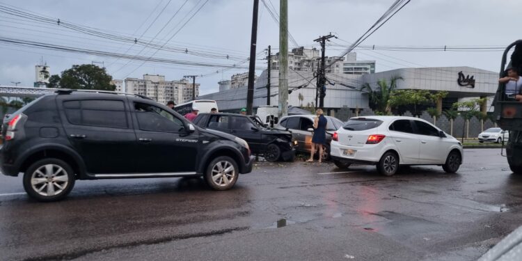Colisão entre carros deixa feridos na Ponta Negra durante forte chuva