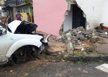 Assaltantes em fuga causam acidente de trânsito em Manaus