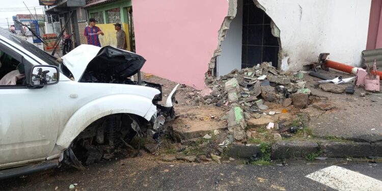 Assaltantes em fuga causam acidente de trânsito em Manaus