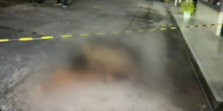 Jovem é obrigado a descer de carro e em seguida é executado, no Cidade de Deus