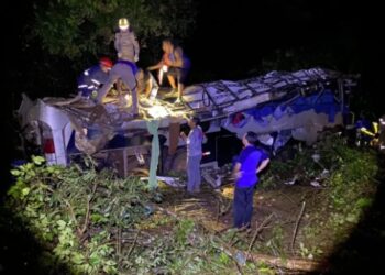 Dez trabalhadores morrem e 21 ficam feridos em acidente de ônibus que saiu em ribanceira