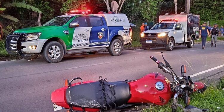 Motociclista morre ao ter corpo arremessado durante acidente de trânsito, no Tarumã