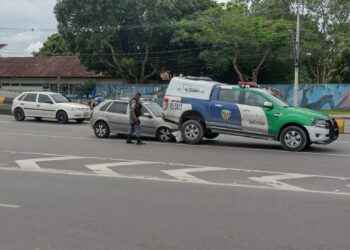 Vídeo: Carro vai parar em baixo de viatura em acidente de trânsito na Cidade Nova