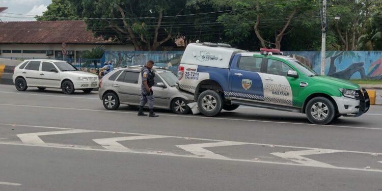 Vídeo: Carro vai parar em baixo de viatura em acidente de trânsito na Cidade Nova