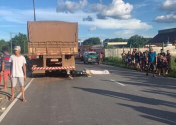 Jovem morre brutalmente ao colidir moto em carreta em fim de semana marcado por acidentes de trânsito fatais