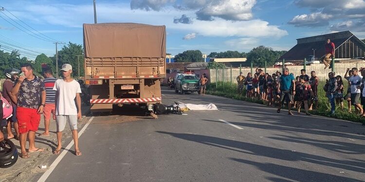 Jovem morre brutalmente ao colidir moto em carreta em fim de semana marcado por acidentes de trânsito fatais