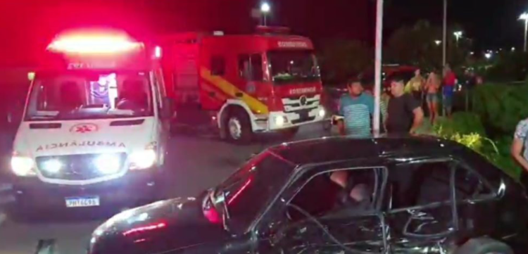 Pai e filha ficam presos às ferragens após acidente de trânsito na Zona Norte