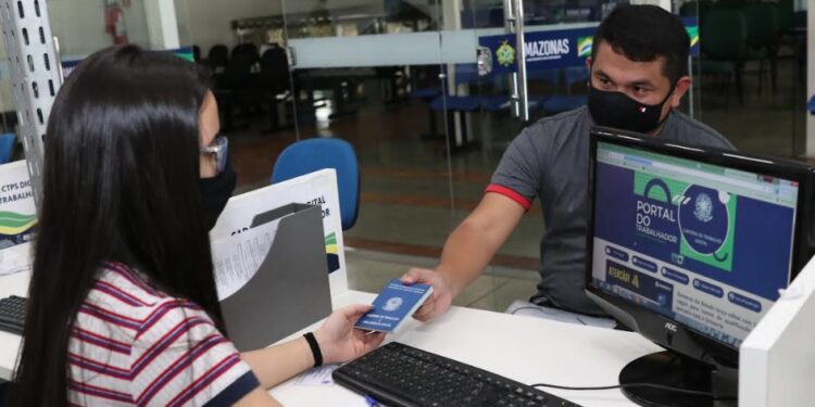 Empresas abrem 43 vagas de emprego nesta segunda-feira no Amazonas