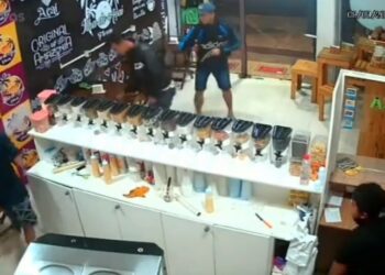 Vídeo: bandidos armados assaltam loja de açaí em Manaus pela quinta vez