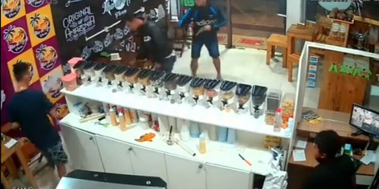 Vídeo: bandidos armados assaltam loja de açaí em Manaus pela quinta vez