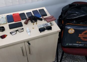 Jovem é preso e adolescente, apreendido, por cometerem assaltos em cemitério em Manaus