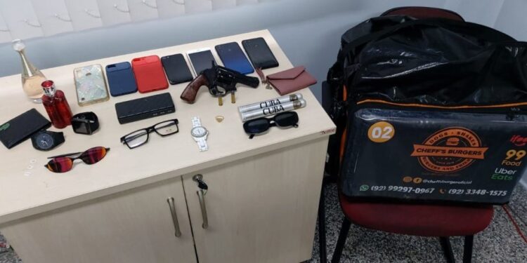 Jovem é preso e adolescente, apreendido, por cometerem assaltos em cemitério em Manaus