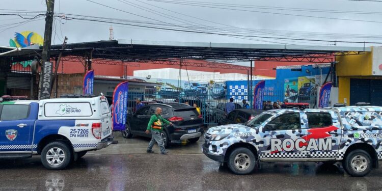 Empresário é baleado na cabeça durante assalto a loja de carros, no Nova Cidade