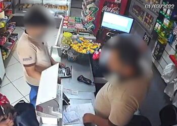 VÍDEO: Homem anuncia assalto em padaria com bebê no colo e ameaça vítimas com faca