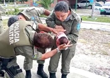 VÍDEO: Bebê recém-nascida de 9 dias é salva por policiais militares após ficar engasgada