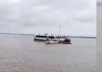 Terror dentro d´água: barco afunda com passageiros em orla