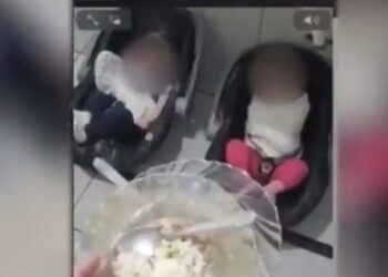 Vídeo flagra bebês amarrados com camisa de força em banheiro de creche; VEJA