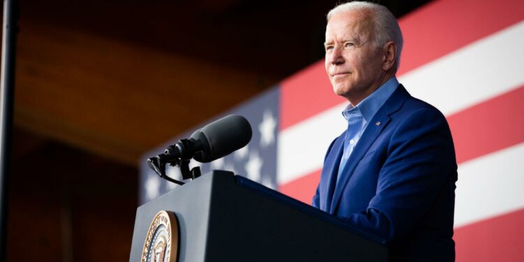 Biden ameaça Rússia e chama Putin de ‘ditador’