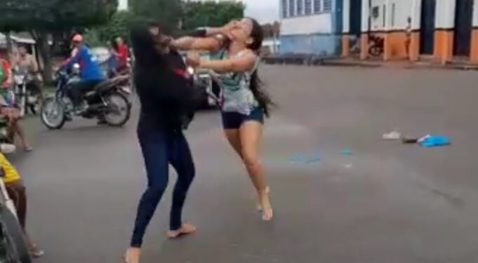 Vídeo: no Dia da Mulher, rivais no Amazonas se estapeiam na luta pelo mesmo macho