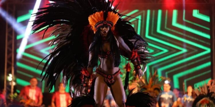 Segunda noite do Carnaboi reúne mais de 9 mil pessoas em Manaus