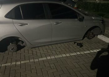 Motorista deixa carro em estacionamento para ir em festa e ao retornar encontra o carro sem os pneus