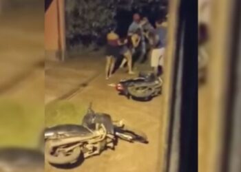Mulher desce a porrada na amante do marido em frente a motel