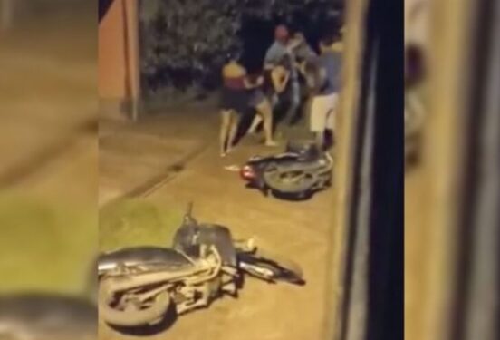 Mulher desce a porrada na amante do marido em frente a motel