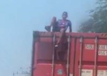 Vídeo: Jovem ‘pega carona’ em cima de caminhão e acaba caindo em avenida movimentada