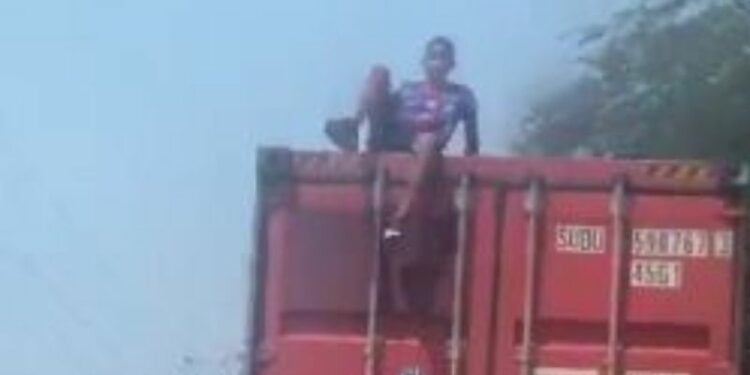 Vídeo: Jovem ‘pega carona’ em cima de caminhão e acaba caindo em avenida movimentada