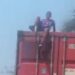 Vídeo: Jovem ‘pega carona’ em cima de caminhão e acaba caindo em avenida movimentada