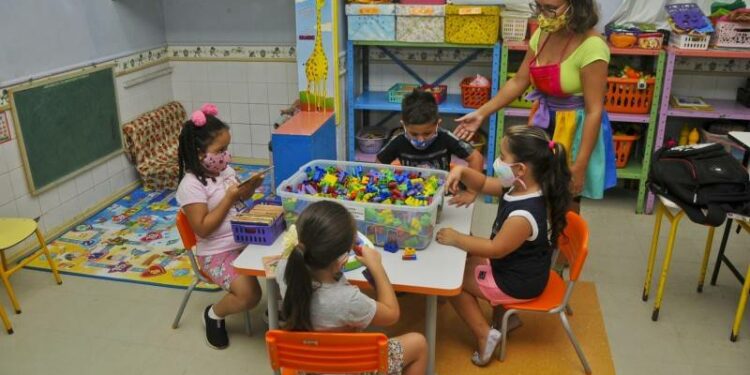 Governo de Santa Catarina desobriga o uso de máscaras em crianças e adolescentes nas escolas