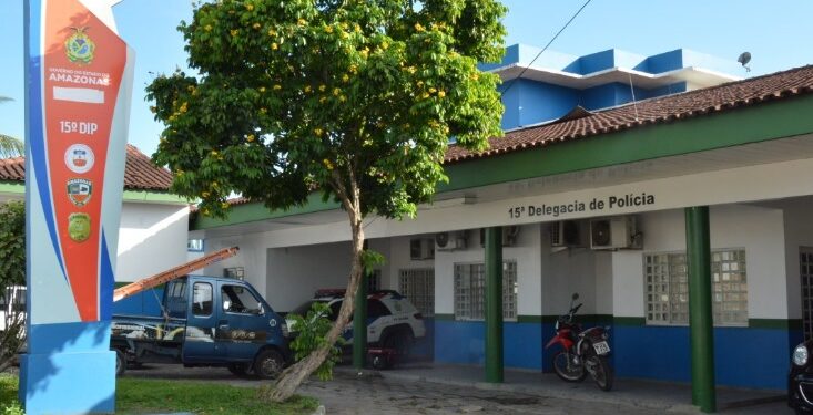 Em Manaus, homem não aceita novo relacionamento da ex e arremessa faca contra ela; o valentão foi preso