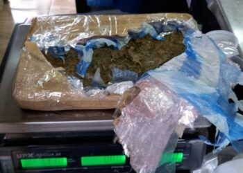 Homem é preso ao tentar esconder droga em toldo de barco, no rio Juruá