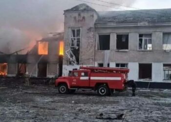 Escola, centro cultural e teatro que abrigava crianças são atingidos por mísseis na Ucrânia