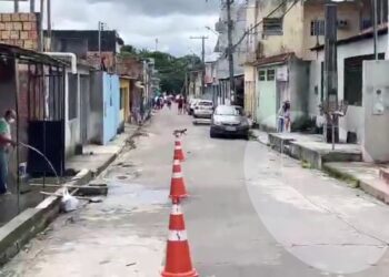 Fio de alta tensão cai em frente a escola e coloca vida de estudantes em risco, no Coroado