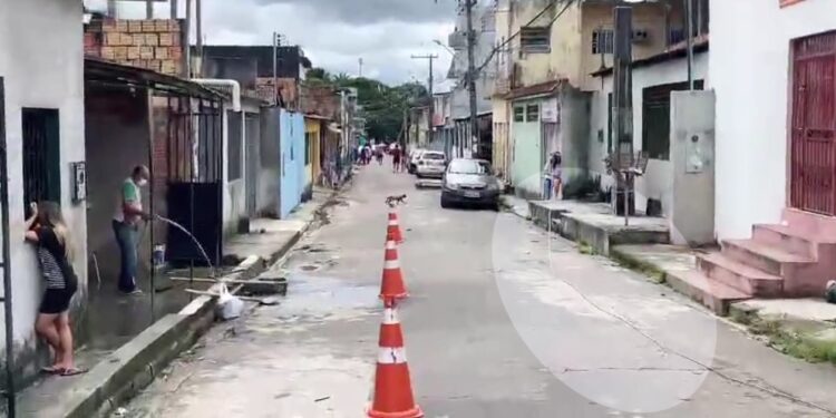 Fio de alta tensão cai em frente a escola e coloca vida de estudantes em risco, no Coroado