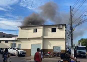 Fogo destrói casa no bairro Compensa
