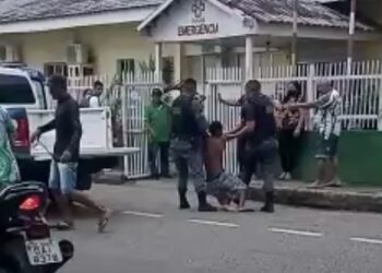 VÍDEO: homem é esfaqueado na rua e acaba arrastado por policiais até hospital no AM