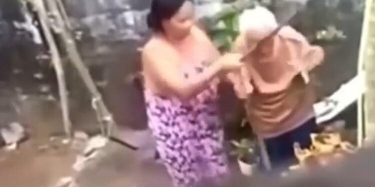 Absurdo: Idosa é agredida pela filha com pedaço de pau por não conseguir varrer chão