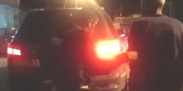 Idoso mata passageiro durante briga dentro de ônibus por causa de luz acesa