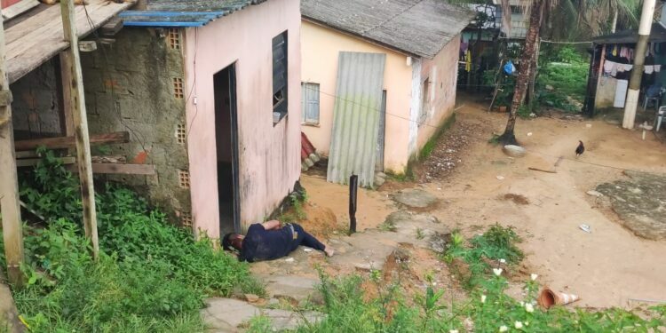 Jovem é sequestrado, baleado e em seguida, jogado em igarapé no bairro Tarumã