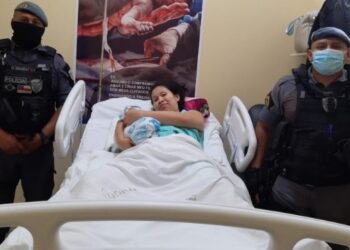 Após nascer dentro de carro quebrado em Manaus, bebê e mãe posam com PMs que prestaram socorro