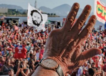 Lula usa relógio de R$ 84 mil em festa comunista e bolsonaristas ironizam: ‘pai dos pobres’