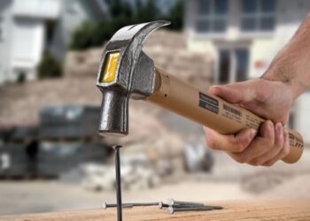 Esposa esmaga dedo do maridão após ver conversas dele no celular com novinha em Manaus