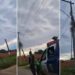 Homem recebe descarga elétrica e fica pendurado no poste de energia em Parintins