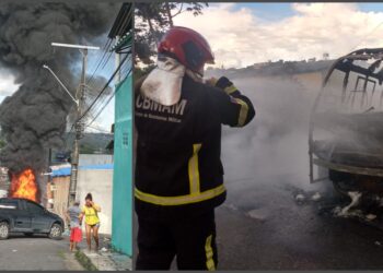Micro-ônibus pega fogo com passageiros dentro, na zona Norte de Manaus