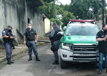 Homens apedrejam mulher até a morte no meio da rua em Manaus