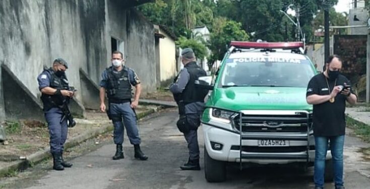 Homens apedrejam mulher até a morte no meio da rua em Manaus