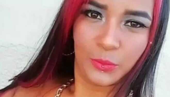 Mulher morre após ser estuprada por 3 homens e enterrada viva no quintal de uma casa
