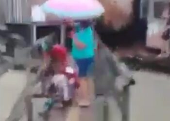 DESESPERO – Adolescentes são arrastados por correnteza durante forte chuva em Manaus